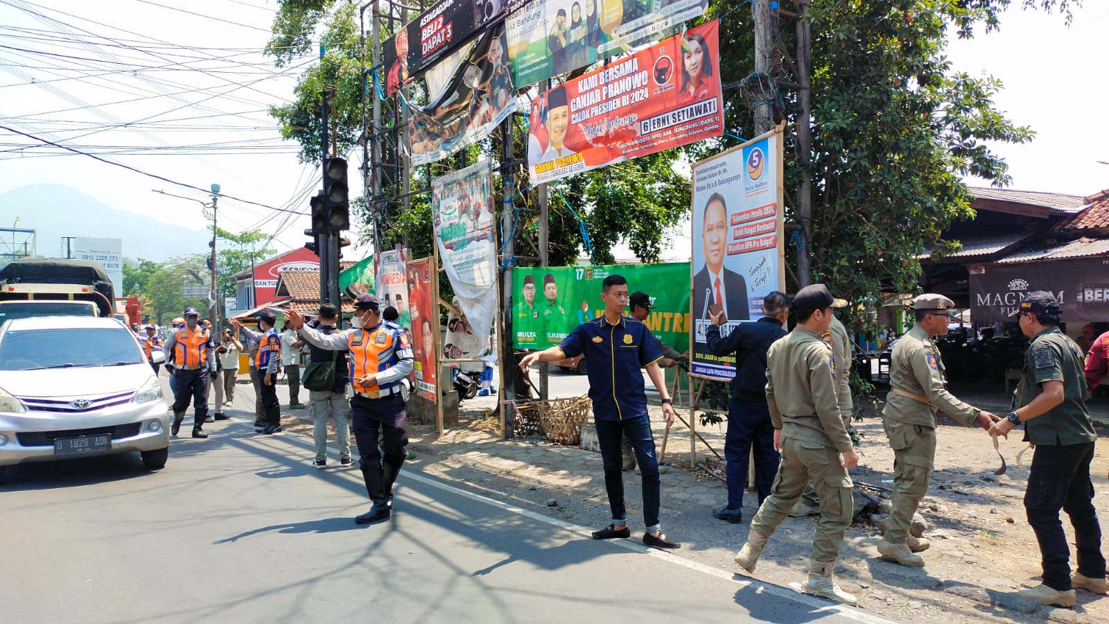 Satpol PP, Bawaslu, dan Dishub Sumedang Tertibkan 234 Alat Peraga Parpol dan Lainnya