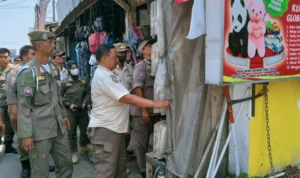 Petugas gabungan lakukan sosialisasi kepada PKL di sekitar Stasiun Bojonggede, Kamis (26/10).