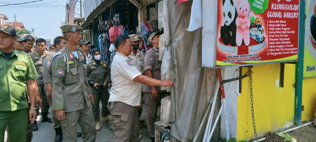 Petugas gabungan lakukan sosialisasi kepada PKL di sekitar Stasiun Bojonggede, Kamis (26/10).