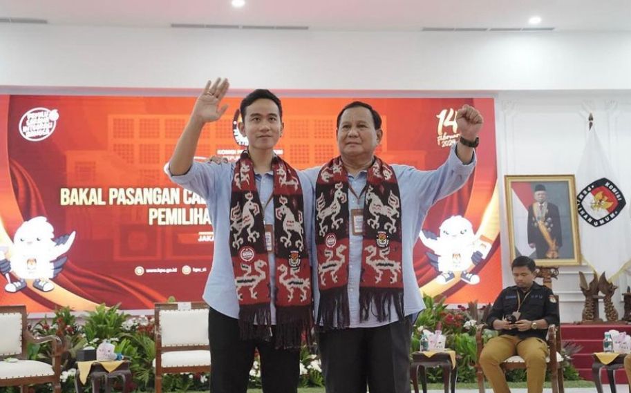 Probowo Subianto dan Gibran Rakabuming Raka saat mendaftar ke KPU, Kamis (26/10).