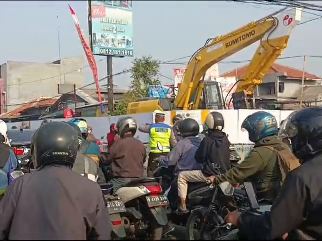 Ada proyek pengerjaan jembatan, Jalan Sawangan Macet Total. Rubiakto/JE