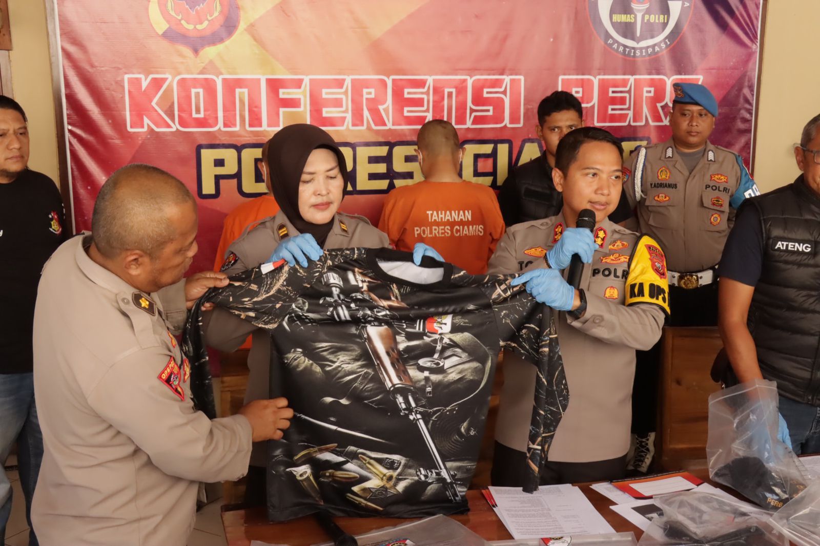 Kapolres Ciamis AKBP Tony Prasetyo Yudhangkoro menunjukkan baju yang digunakan tersangka mencuri domba di wilayah Sindangkasih Kabupaten Ciamis, dalam ekspose perkara di Mapolres Ciamis, Sabtu 28 Oktober 2023. (Cecep Herdi/Jabar Ekspres)