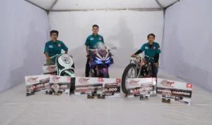 HMC_2023: (Kanan ke kiri): Juara Nasional Honda Modif Contest 2023 (HMC), Andri Hendrawan Juara Nasional kategori Free for All, Iksan Aditya Mulyo Juara Nasional kategori Sport, dan Saharudin Juara Nasional kategori Matic & Cub.