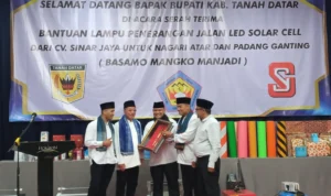 Seremoni pemberian gelar Sutan Rangkayo Basa kepada CV Sinar Jaya, Hasan Permana.