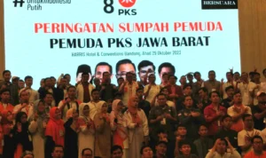 Ketua Dewan Pengurus Wilayah (DPW) PKS Jabar Haru Suandharu saat menggelorakan semangat kader muda di Bandung, Minggu (29/10) malam.