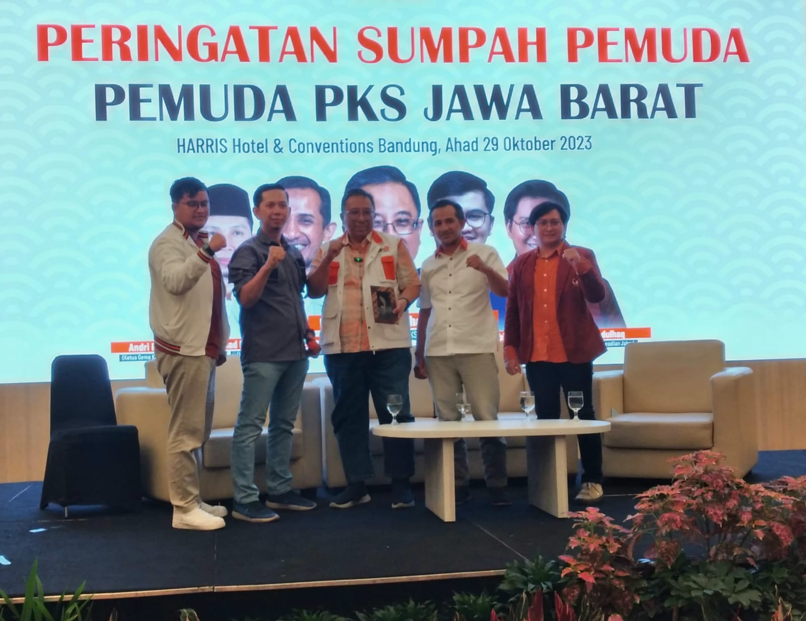 BURSA CAGUB : Ketua Dewan Pengurus Wilayah (DPW) PKS Jabar Haru Suandharu saat menerima kujang simbol dukungan dari kader muda.