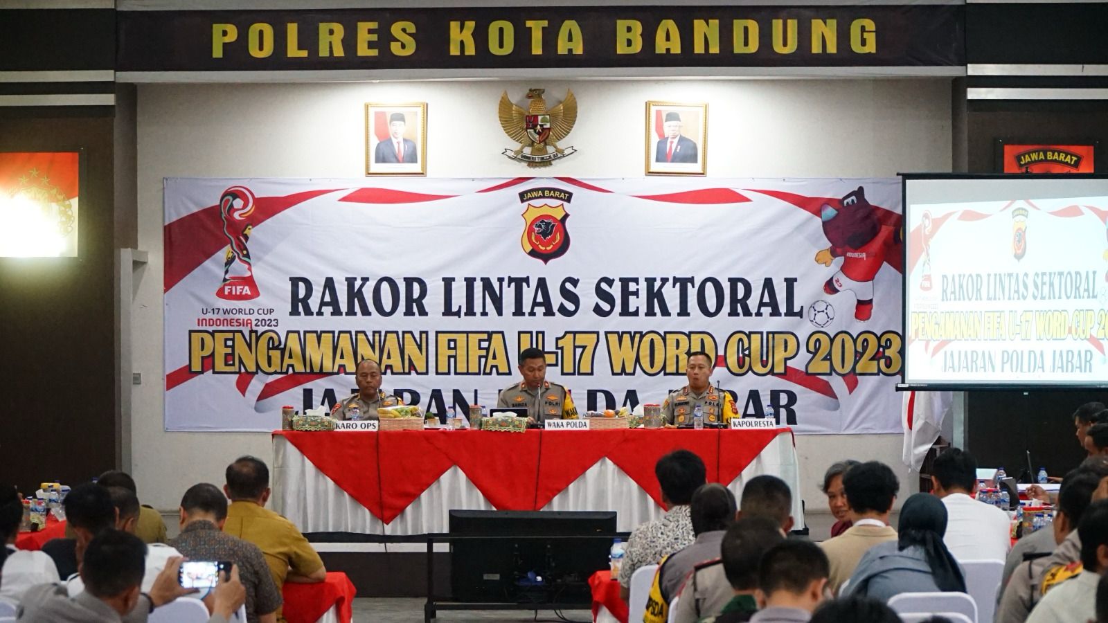 Ribuan Personel Kepolisian Siap Amankan Pertandingan Piala Dunia U17 di Stadion Jalak Harupat Kabupaten Bandung. Foto Dok Humas Polresta Bandung