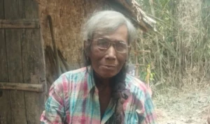 Usman (62), lansia disabilitas yang hidup sebatang kara di Desa Ciharalang, Kabupaten Ciamis.