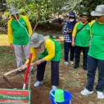 Sekda Kota Bogor, Syarifah Sofiah saat melakukan aksi lingkungan Green Lifestyle.