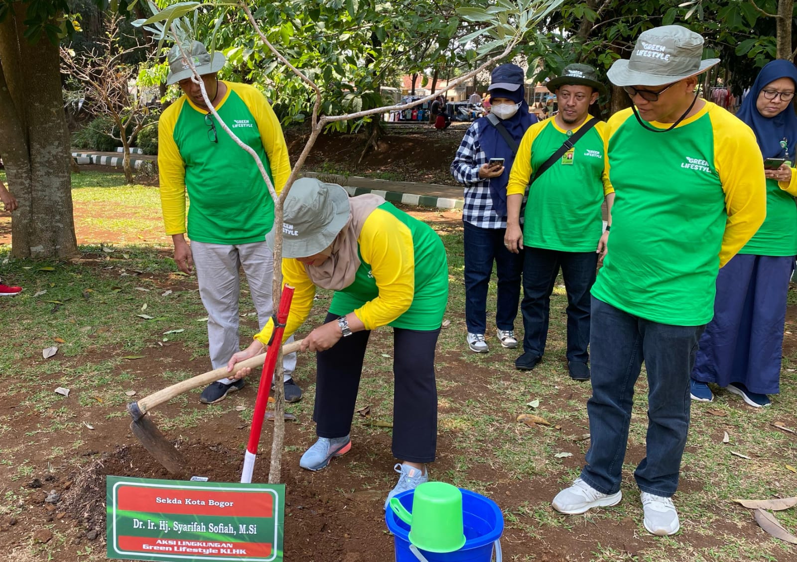 Sekda Kota Bogor, Syarifah Sofiah saat melakukan aksi lingkungan Green Lifestyle.