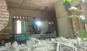 Rumah Lansia Jompo Ambruk Akibat Pergeseran Tanah di Ciamis