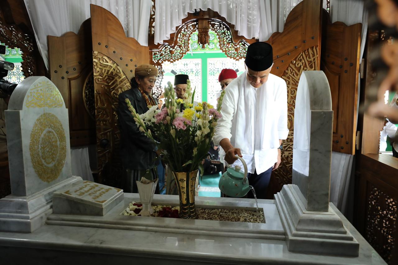 Bakal Calon Presiden Ganjar Pranowo menyempatkan waktu untuk berziarah ke makam KH Moch Sirodj yang merupakan pendiri Ponpes Al-Quran Cijantung, Ciamis, Jawa Barat, Senin (9/10/2023).