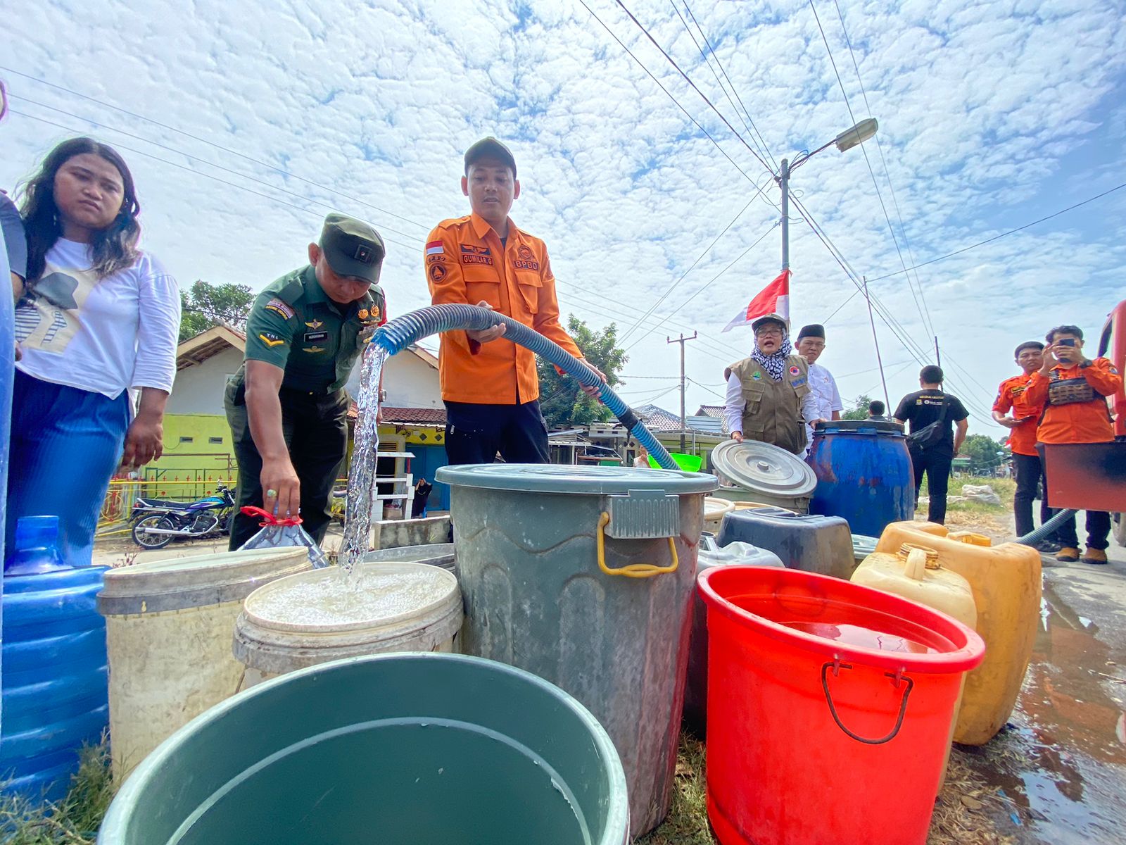 Warga Cirebon Bisa Bernafas Lega Setelah Mendapat Bantuan Air Bersih Ratusan Ribu Liter