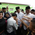 Momen seorang siswa MTs NU Tasikmalaya tiba-tiba menghampiri Ganjar Pranowo dengan mencium tangan dan meminta dijadikan anak angkatnya, Selasa 10 oktober 2023.