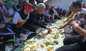 Ganjar Pranowo bersama istri tercintanya Siti Atikoh, ngeliwet bareng warga Desa Tegallega, Kecamatan Warungkondang, Kabupaten Cianjur, Kamis 5 Oktober 2023.