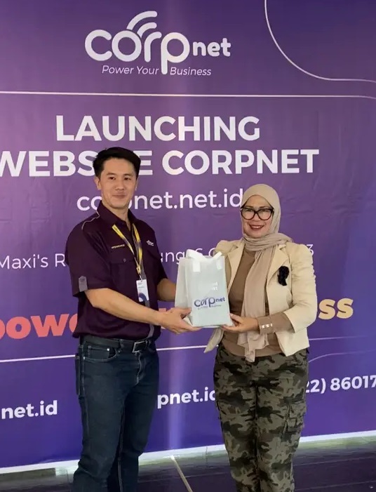Revenue Senior Manager Corpnet, Edy Tamrin (kiri), saat launching website Corpnet Maxi’s Resto Jalan Gunung Agung, Ciumbuleuit, Kota Bandung, Jumat 6 Oktober 2023 sore ini.