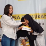 Maybank Indonesia melalui Unit Usaha Syariah menyalurkan bantuan beasiswa sebesar Rp 400 juta untuk mendukung 471 anak yatim dan duafa yang tinggal di Asrama mukim dan non mukim binaan Rumah Yatim di seluruh Indonesia.