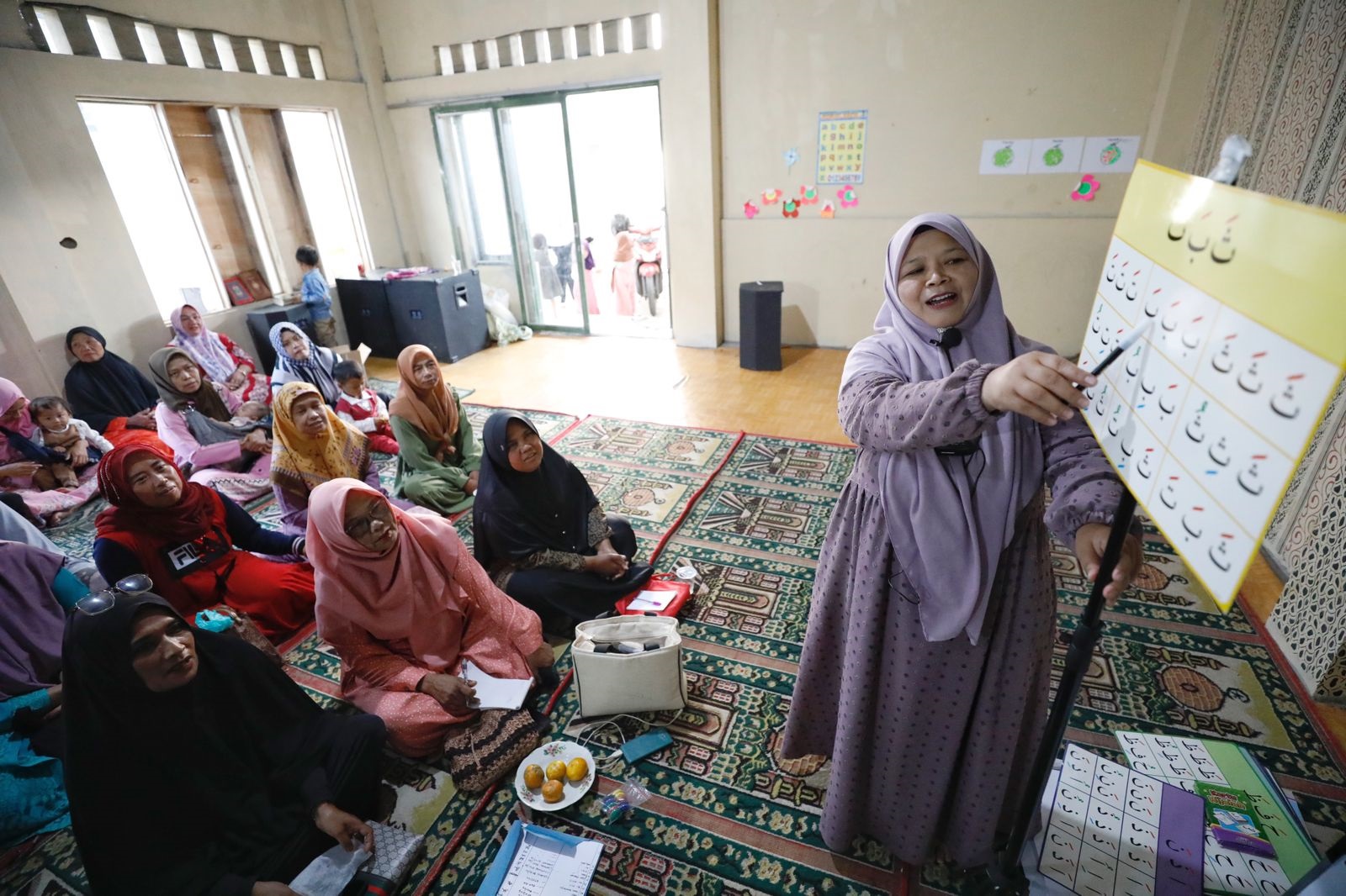 Ganjar Sejati menerapkan tiga metode pembelajaran baca tulis Alquran bagi puluhan warga di Pondok Pesantren Barkatul Huda, Lembang, Kabupaten Bandung Barat, Jumat (6/10).