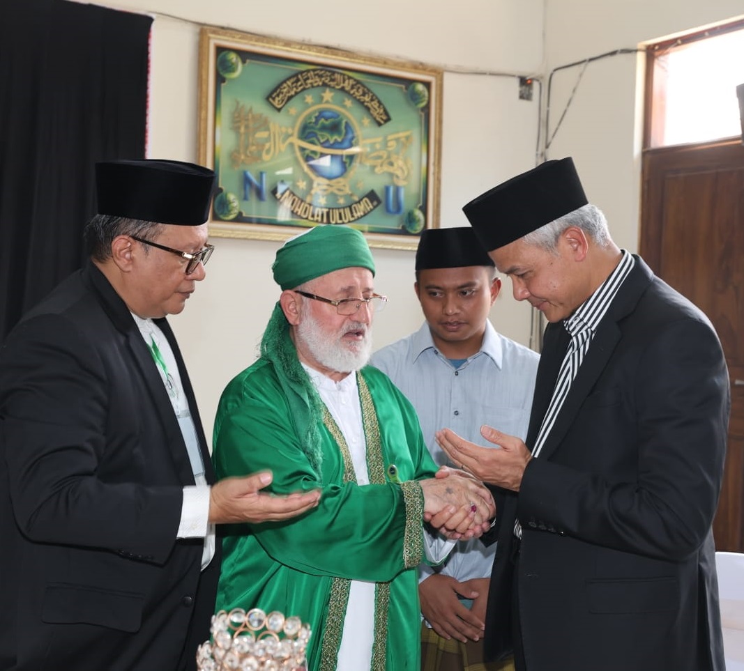 Ganjar Pranowo saat mendapatkan doa khusus dari Syekh Muhammad Fadhil Jailani yang merupakan cucu dari Syekh Abdul Qadir Jailani ketika menghadiri pernikahan anak dari pengasuh Pondok Pesantren Khas Kempek yakni KH M Mustofa Aqil Siroj, Minggu 8 Oktober 2023.