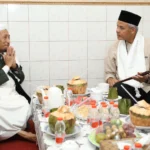 Bakal Calon Presiden Ganjar Pranowo saat menerima tongkat dari Pengasuh Pondok Pesantren (Ponpes) Gedongan Cirebon, KH Abdul Hayyi Imam, Minggu 8 Oktober 2023.