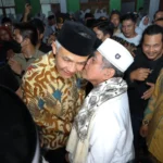 Ganjar Pranowo menyerap aspirasi para ulama saat menghadiri acara Silaturahmi Masyayikh se-Indonesia di Ponpes Miftahul Huda Al-Azhar Citangkolo, Banjar, Jawa Barat, Minggu (8/10/2023).