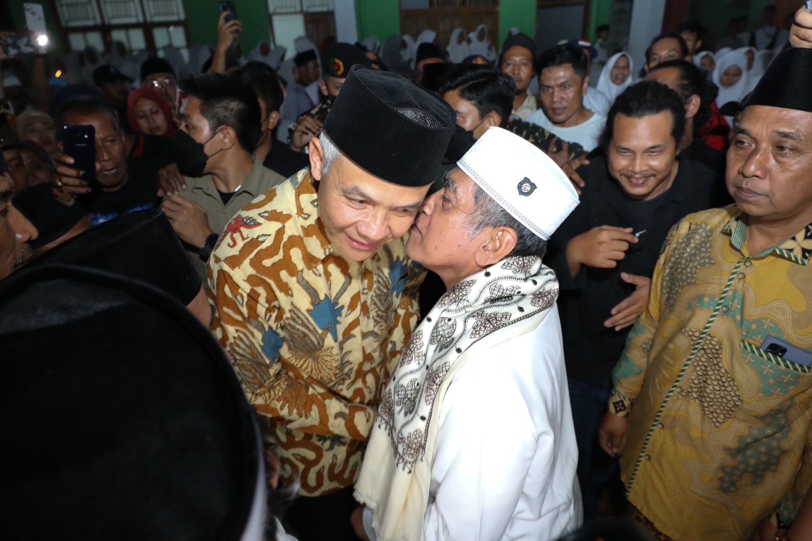 Ganjar Pranowo menyerap aspirasi para ulama saat menghadiri acara Silaturahmi Masyayikh se-Indonesia di Ponpes Miftahul Huda Al-Azhar Citangkolo, Banjar, Jawa Barat, Minggu (8/10/2023).