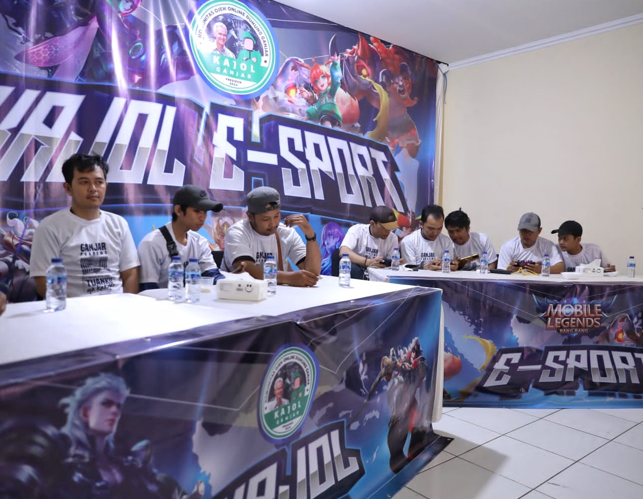 Komunitas Ojol Ganjar mengadakan turnamen Mobile Legends untuk menjaga kesolidan dan kekompakan Driver Ojol di Jalan Mandor Besar, Kelurahan Rangkapan Jaya, Kecamatan Pancoran Mas, Kota Depok, Rabu (11/10).