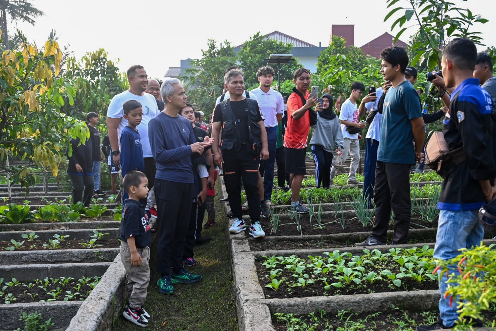 Bakal Calon Presiden Ganjar Pranowo menjalani aktivitas dengan menyambangi Jimmy Foundation yang berada di Desa Sukamantri, Tamansari, Bogor, Kamis 12 Oktober 2023.