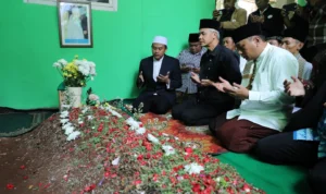 Bakal Calon Presiden Ganjar Pranowo mendatangi sekaligus berziarah ke makam ulama sepuh Betawi Ponpes Nurul Ibad Lubang Buaya, Jakarta Timur, Kamis 12 Oktober 2023.