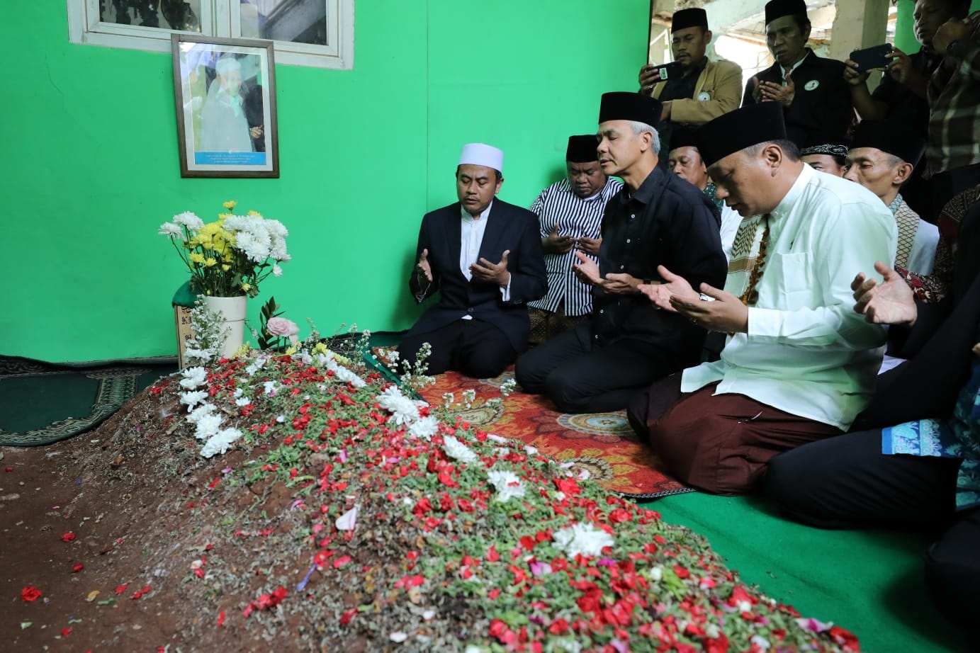 Bakal Calon Presiden Ganjar Pranowo mendatangi sekaligus berziarah ke makam ulama sepuh Betawi Ponpes Nurul Ibad Lubang Buaya, Jakarta Timur, Kamis 12 Oktober 2023.