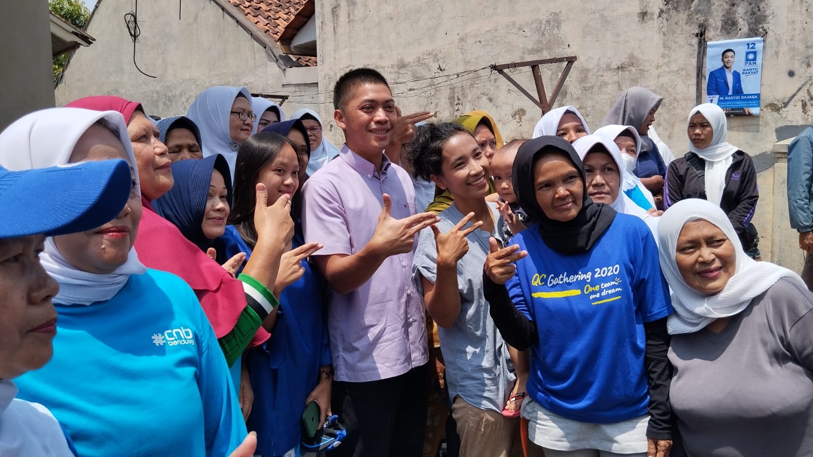 AKRAB DENGAN WARGA: Ketua DPD PAN Kota Bandung, Muhammad Rasyid Rajasa saat bersilaturahmi dengan warga RW 06 Kelurahan Palasari, Kecamatan Cibiru, Kota Bandung, Kamis 12 Oktober 2023.