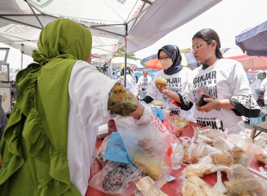 Sukarelawan Ganjaran Buruh Berjuang (GBB) mengadakan program 'GBB Goes to Pabrik' untuk memperdayakan UMKM. Ada ribuan buruh terlibat dalam program tersebut.