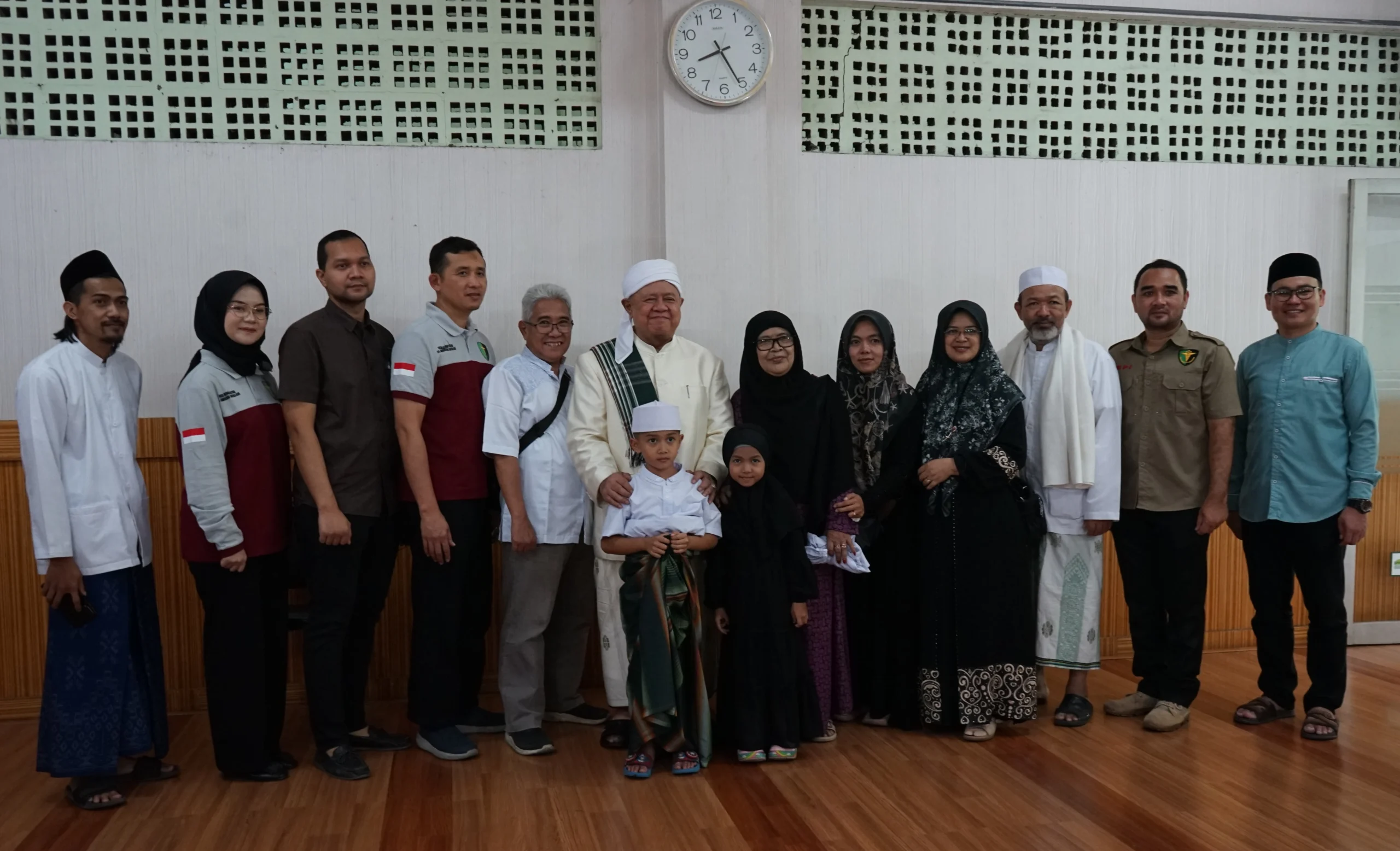 Yayasan Assalaam Kota Bandung menyelenggarakan khitanan massal sekaligus menggelar tabligh akbar bersama Buya Arrazy Hasyim dalam rangka memperingati Maulid Nabi Muhammad SAW, Minggu 15 Oktober 2023.