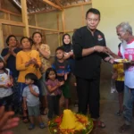 Anggota DPR RI Mayjen TNI (p) TB Hasanuddin saat meresmikan bantuan 5 rumah tidak layak huni (rutilahu) di Kabupaten Sumedang, Minggu 15 Oktober 2023.