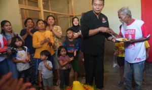 Anggota DPR RI Mayjen TNI (p) TB Hasanuddin saat meresmikan bantuan 5 rumah tidak layak huni (rutilahu) di Kabupaten Sumedang, Minggu 15 Oktober 2023.