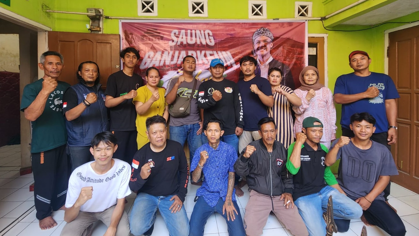 Relawan Ganjarkeun Jabar saat mendeklarasikan dukungan kepada Ganjar Pranowo di wilayah Kecamatan Gedebage Kota Bandung, Senin, 16 Oktober 2023.