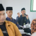 Salah satu peserta menyampaikan pertanyaan saat Halaqoh Kebangsaan Jaringan Ahlussunnah Wal Jamaah Indonesia di Kabupaten Indramayu dalam rangka mendukung pasangan Ganjar-Mahfud MD, Rabu 18 Oktober 2023.