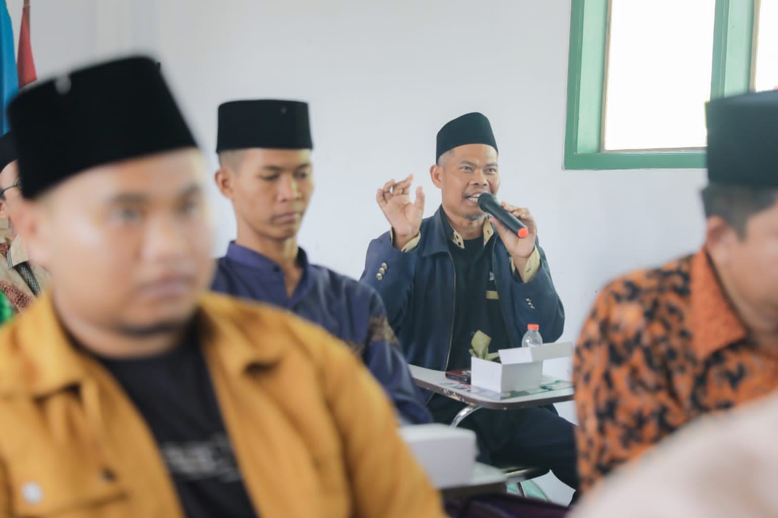 Salah satu peserta menyampaikan pertanyaan saat Halaqoh Kebangsaan Jaringan Ahlussunnah Wal Jamaah Indonesia di Kabupaten Indramayu dalam rangka mendukung pasangan Ganjar-Mahfud MD, Rabu 18 Oktober 2023.