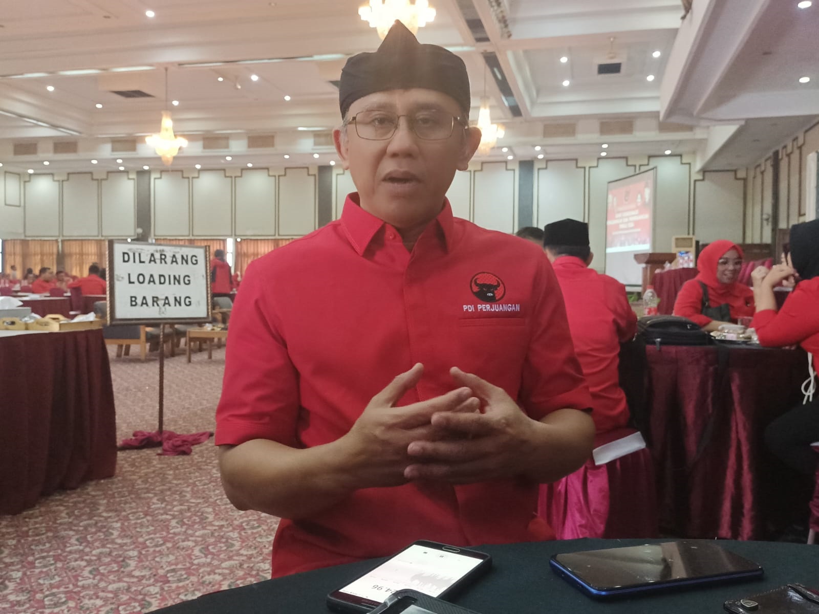 Ketua DPC PDI Perjuangan Kota Bandung Achmad Nugraha, saat memberikan penjelasan mengenai pasangan Ganjar Pranowo dan Mahfud MD di sela-sela Rapat Koordinasi Pengawalan dan Pemenangan Pemilu 2024, di Posters Hotel Bandung, Sabtu 21 Oktober 2023.