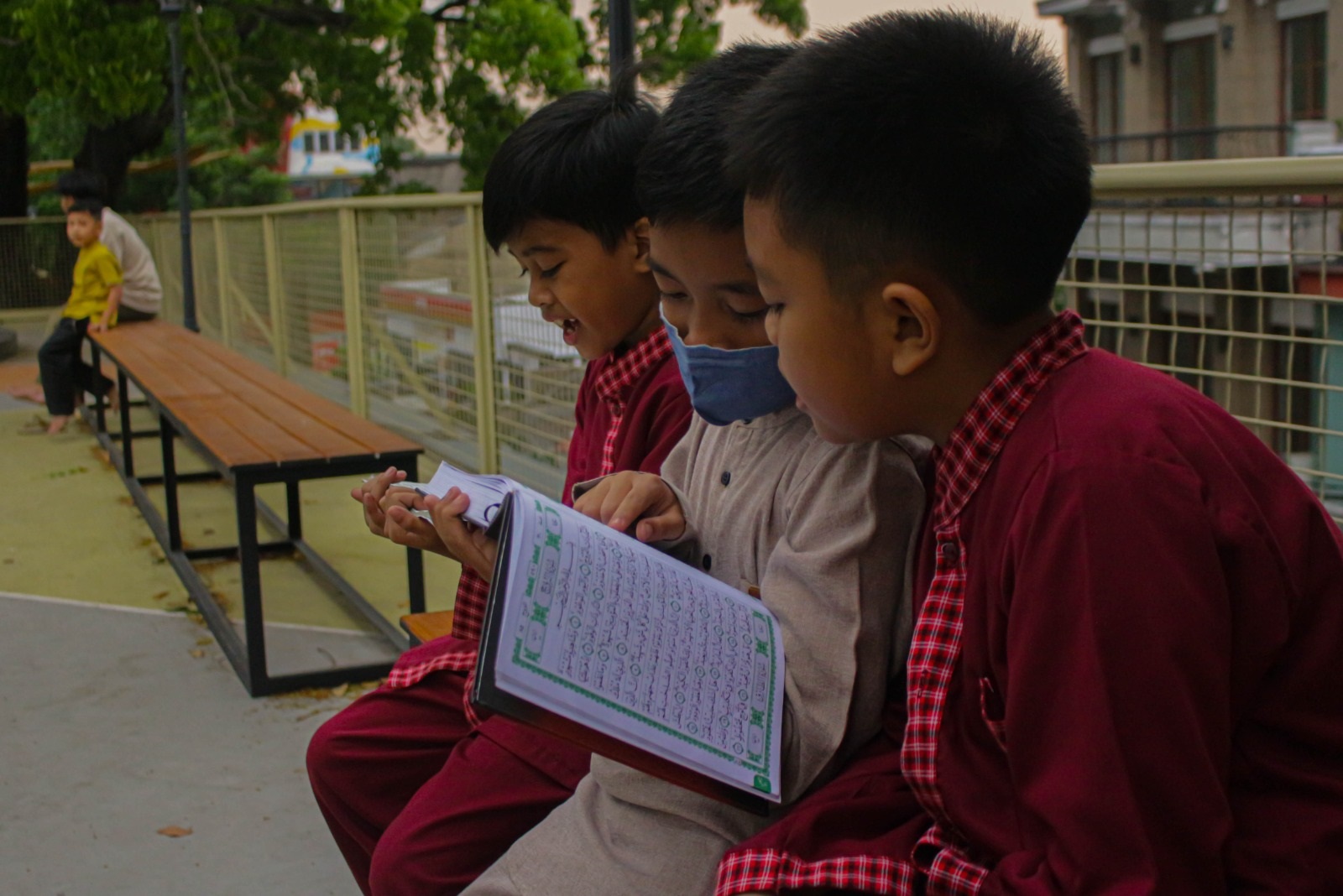 Tiga anak tampak melantunkan ayat suci Alquran di Teras Cihampelas, Kota Bandung di tengah sepinya para pengunjung. (PANDU MUSLIM/JABAREKSPRES)