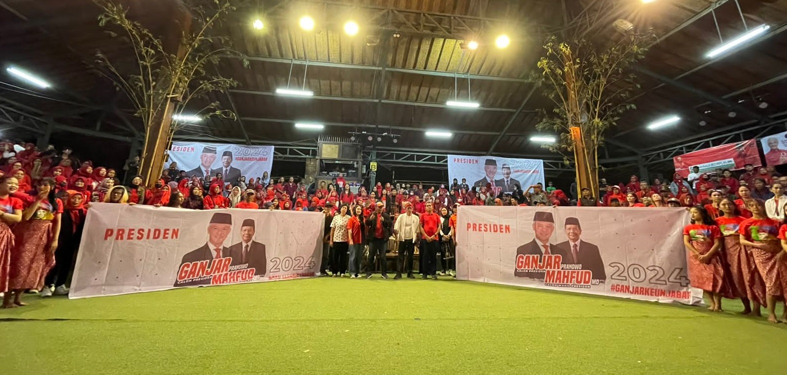 Ganjarkeun Jabar Kota Bandung melakukan deklarasi dukungan kepada pasangan Ganjar - Mahfud MD di Saung Angklung Udjo Jl. Pasir Layung No. 118 Kota Bandung.