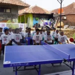 Warga Kuningan tepatnya di Desa Cijoho, RT 19/03, Cijoho, tampak antusias bermain tenis meja setelah dilakukan revitalisasi fasilitas olahraga oleh Sukarelawan Kajol Indonesia yang mendukung Ganjar Pranowo.