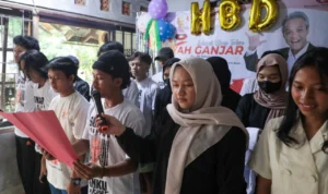 Sukarelawan Ganjar Milenial Center (GMC) Jabodetabek bersama milenial Desa Sinarsari, Kecamatan Dramaga, Kabupaten Bogor, merefleksikan semangat sumpah pemuda tepat di hari lahir Ganjar Pranowo, Sabtu 28 Oktober 2023.