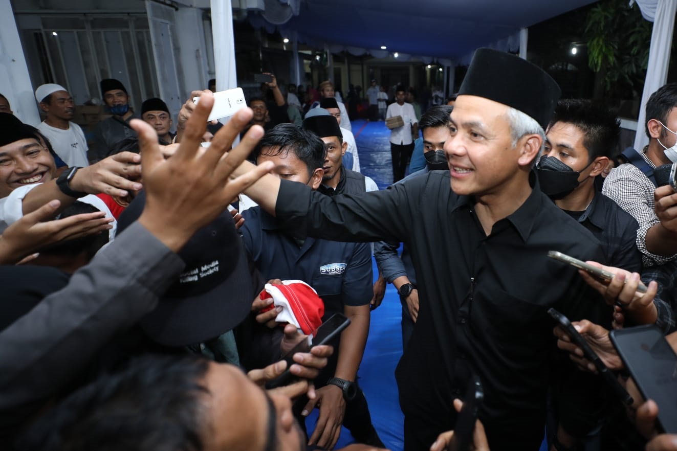 Lantunan hadrah para santri menyambut kedatangan bakal Calon Presiden Ganjar Pranowo ke Pondok Pesantren (Ponpes) Al-Falak Pagentongan, Kecamatan Bogor Barat, Kota Bogor, Rabu 11 Oktober 2023 malam.