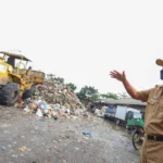 DARURAT SAMPAH: Sekretaris Daerah Kota Bandung Ema Sumarna, saat meninjau langsung tumpukan sampah di Tempat Pembuangan Sampah Sementara (TPS) Pasar Ciwastra Kota Bandung, beberapa pekan lalu.