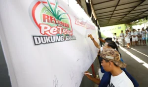Petani Tebu (Petebu) dan anak muda saat melakukan penandatangan dukungan kepada pasangan Ganjar-Mahfud di Desa Cikulak, Kec. Waled, Kab. Cirebon, Jawa Barat, pada Minggu 29 Oktober 2023.