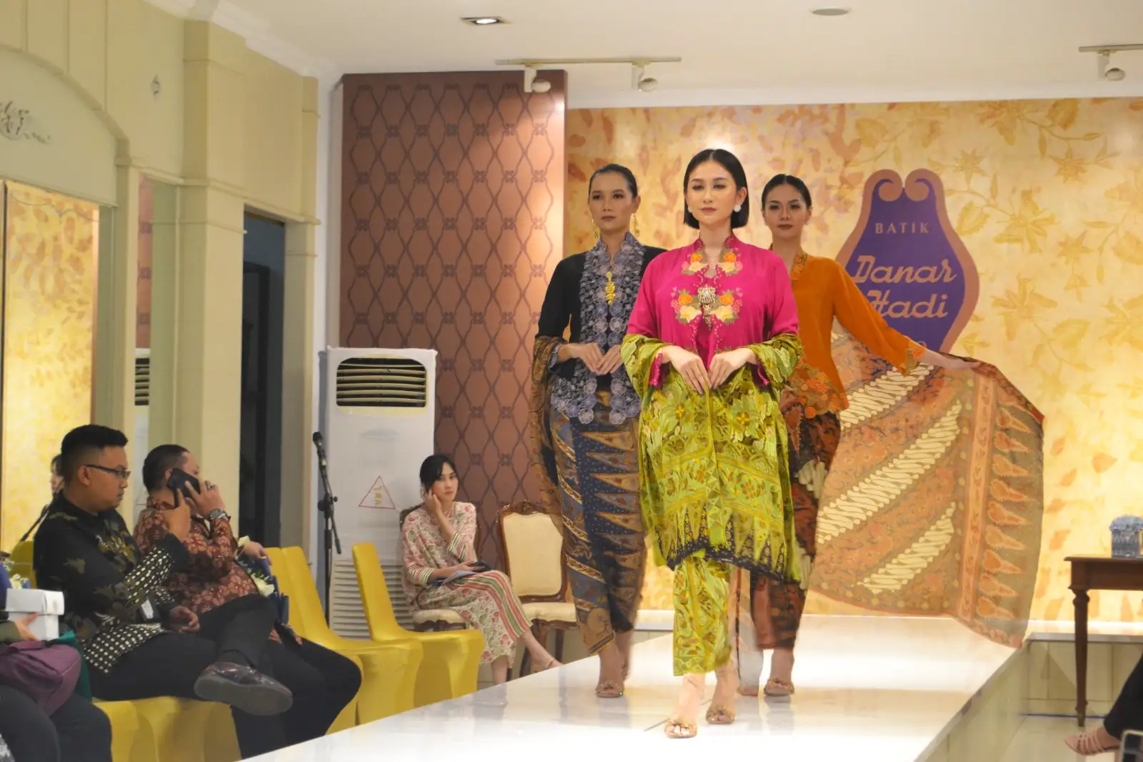 Trunk Show Rukmasara, Batik Danar Hadi Gandeng Desainer Agam Riadi Luncurkan 3 Motif Baru