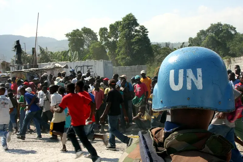 Dewan Keamanan PBB Menyetujui Pasukan Multinasional yang Dipimpin Kenya untuk Memerangi Kekerasan Geng di Haiti