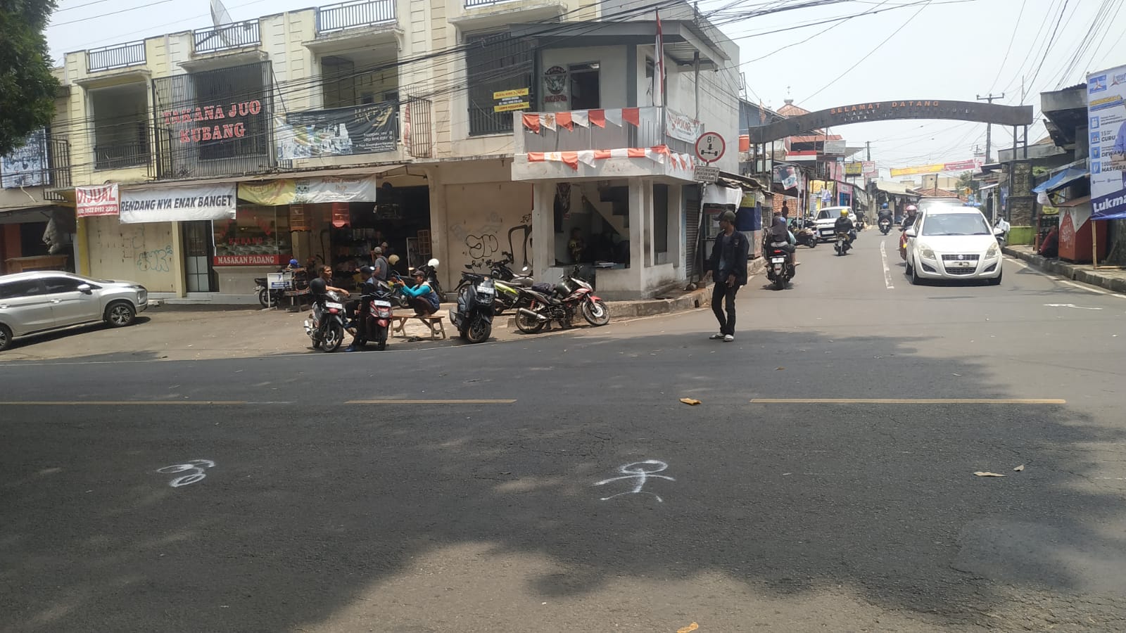 Terekam CCTV, Pengendara Mobil Tabrak Motor di Sukabumi