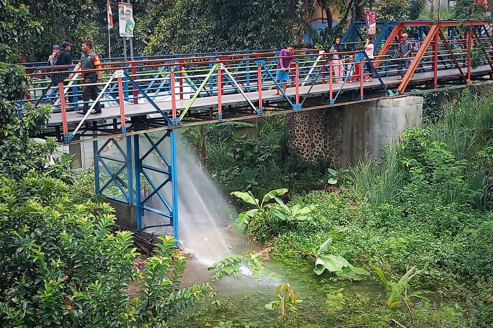 Geruduk Ahli Waris, Ratusan Warga Kampung Muara Bogor Desak Perbaikan Pipa Tirta Pakuan yang Bocor Besar!